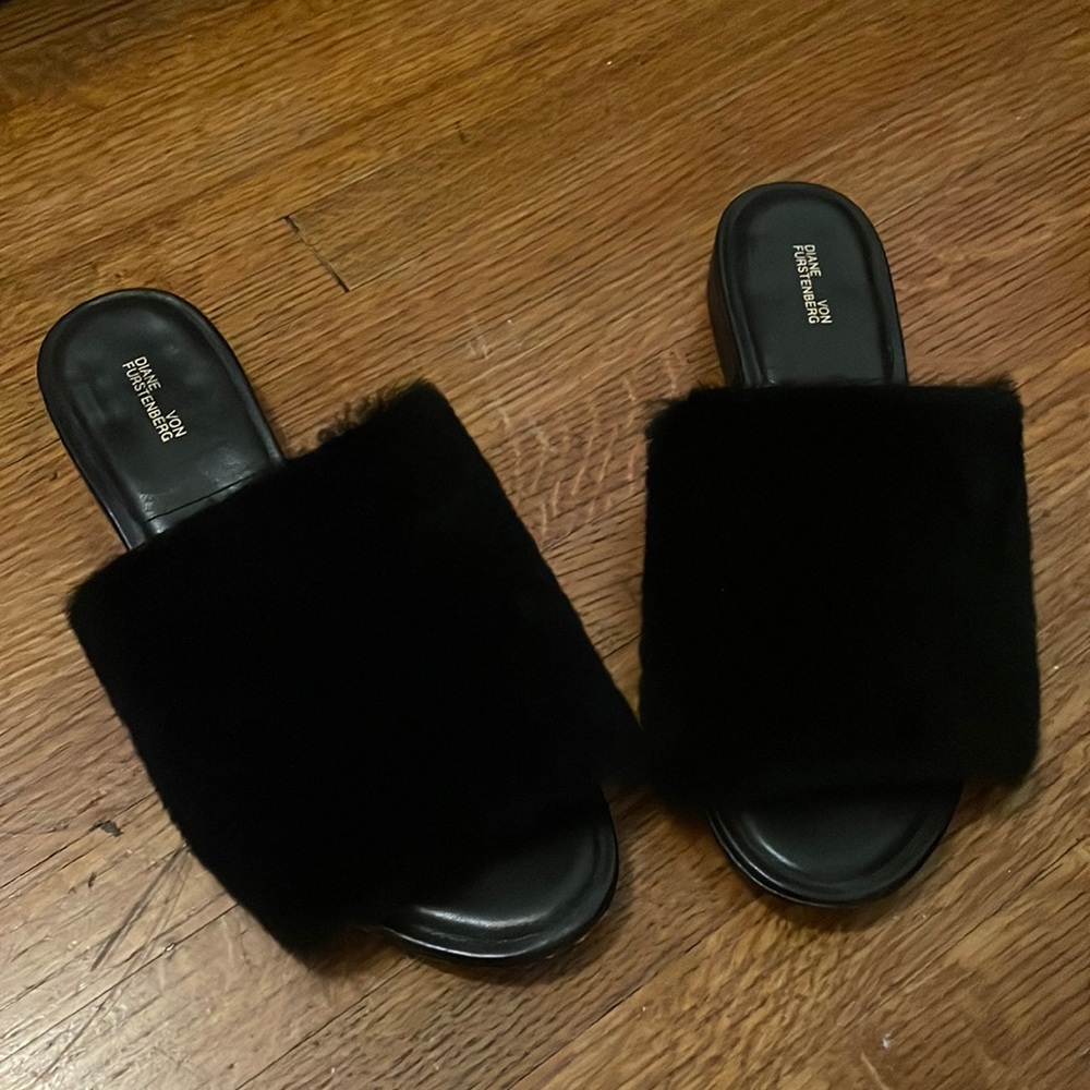 Diane Von Furstenberg size 6 shearling sandals